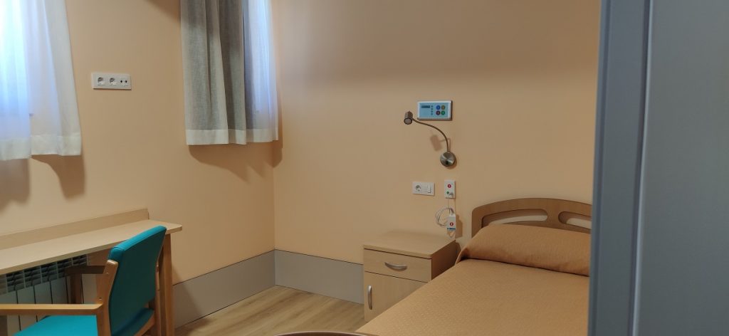 Visitamos la Residencia de Discapacidad Nuestra Señora de Los Milagros 7 Un dormitorio de la residencia