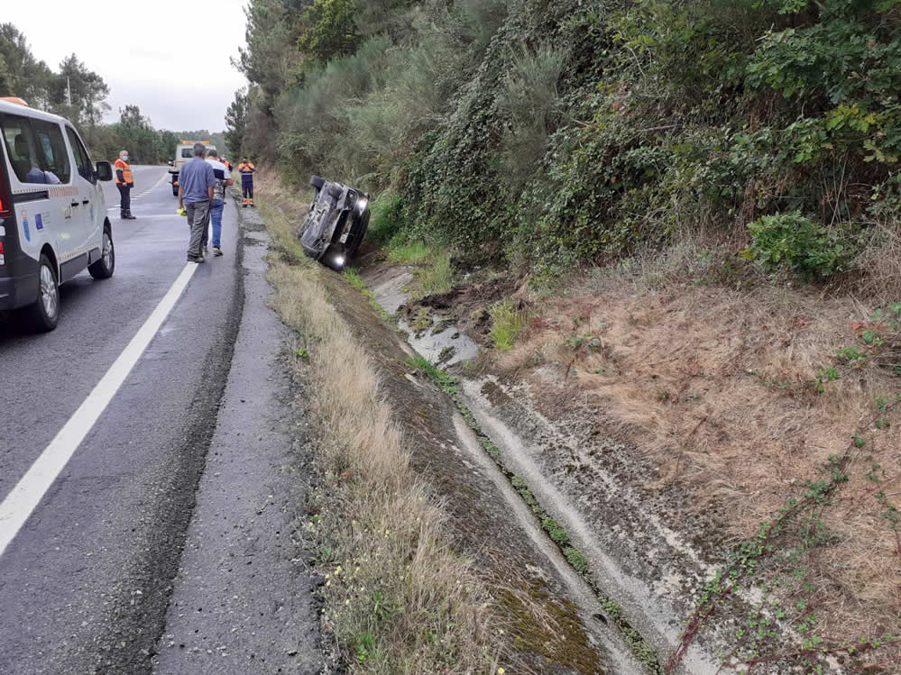 Vuelca un coche en la OU-540 a su paso por Barbadás 2 Accidente a la altura del Motel Cancún