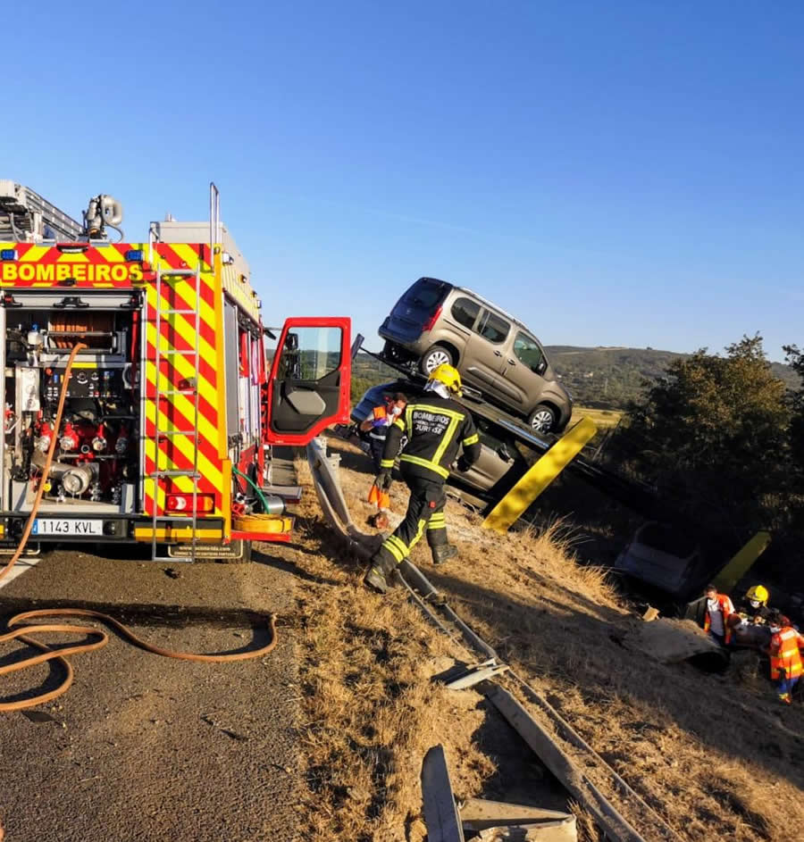 Dos camiones accidentados en la A-52 dejan un herido y cuantiosos daños materiales 1 Accidente Xinzo entre dos camiones