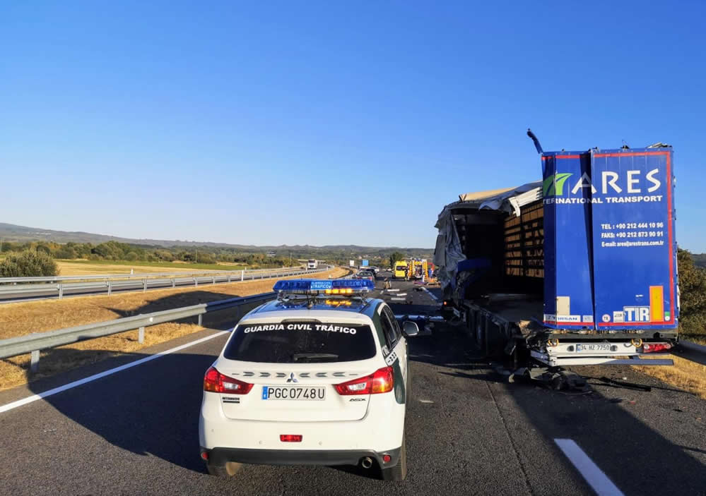 Dos camiones accidentados en la A-52 dejan un herido y cuantiosos daños materiales 3 Accidente Xinzo entre dos camiones