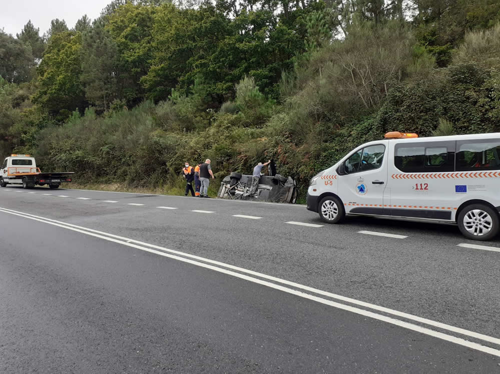 Vuelca un coche en la OU-540 a su paso por Barbadás 1 Accidente con coche volcado