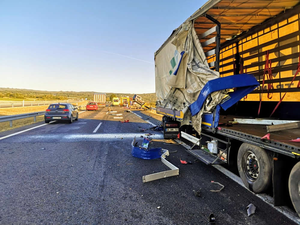 Dos camiones accidentados en la A-52 dejan un herido y cuantiosos daños materiales 2 Accidente Xinzo entre dos camiones