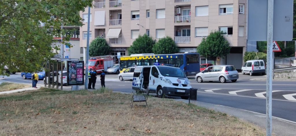 Choque de dos autobuses urbanos de Ourense a la entrada de A Valenzá 2 Accidente en A Valenzá