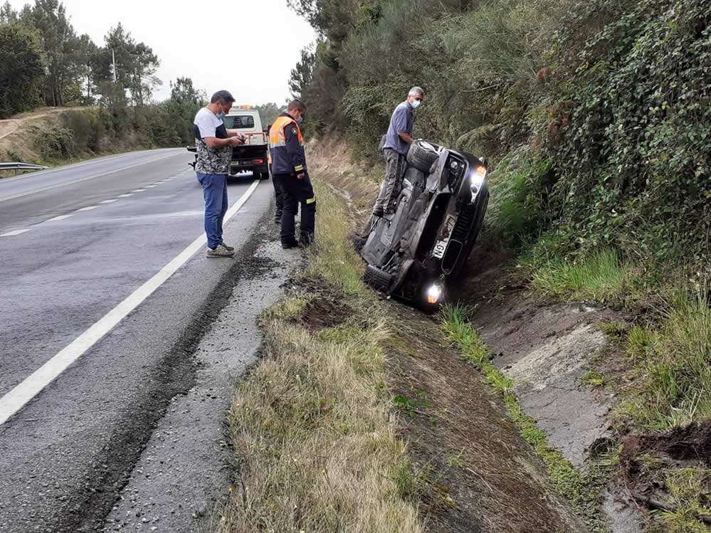 Vuelca un coche en la OU-540 a su paso por Barbadás 4 Accidente en Barbadás