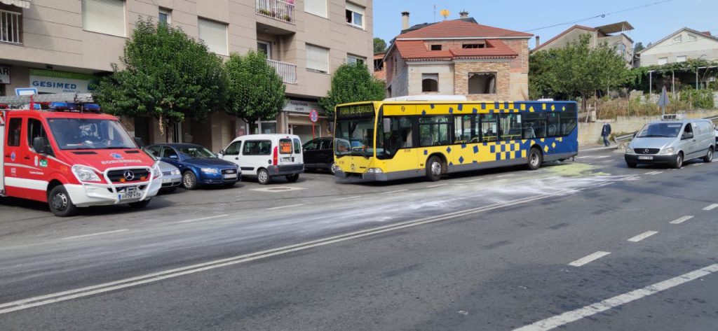 Choque de dos autobuses urbanos de Ourense a la entrada de A Valenzá 1 Accidente entre dos autobuses en A Valenzá