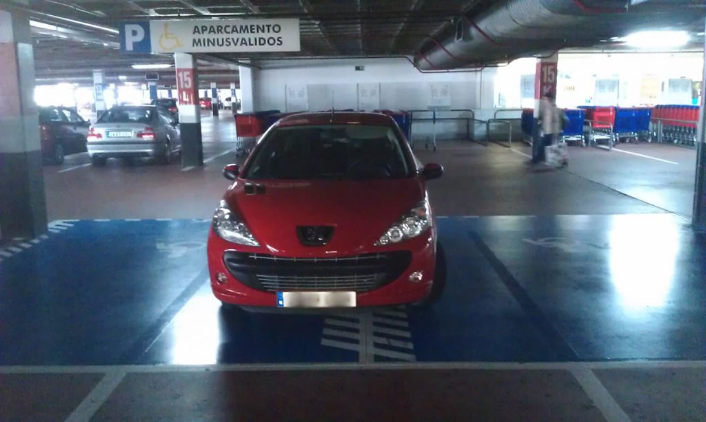 Aparca el coche en dos plazas de minusválidos y sin la tarjeta azul 1 Aparcado en dos plazas de minusválidos en Carrefour
