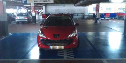 Aparcado en dos plazas de minusválidos en Carrefour