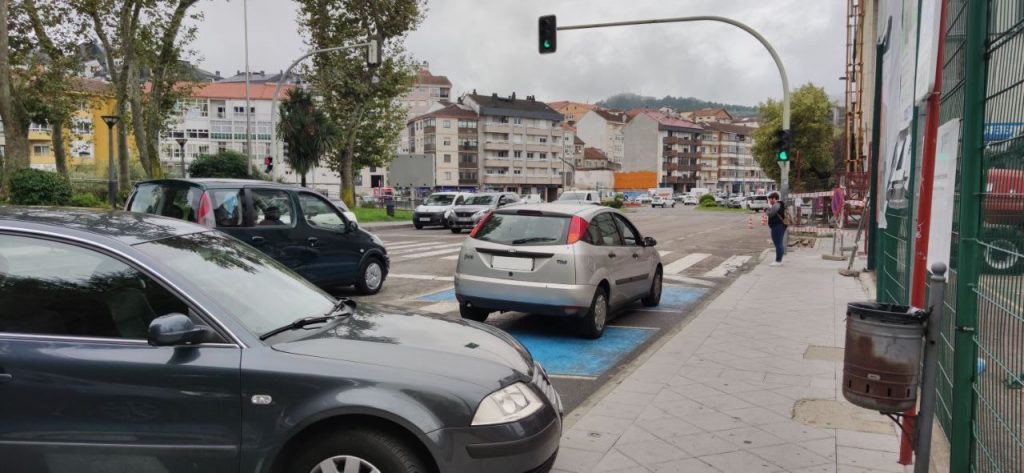 Aparcado en dos plazas de minusválidos en el Pabellón de Los Remedios