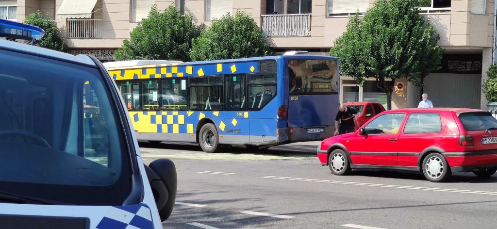 Choque de dos autobuses urbanos de Ourense a la entrada de A Valenzá 3 Autobús accidentado en A Valenzá