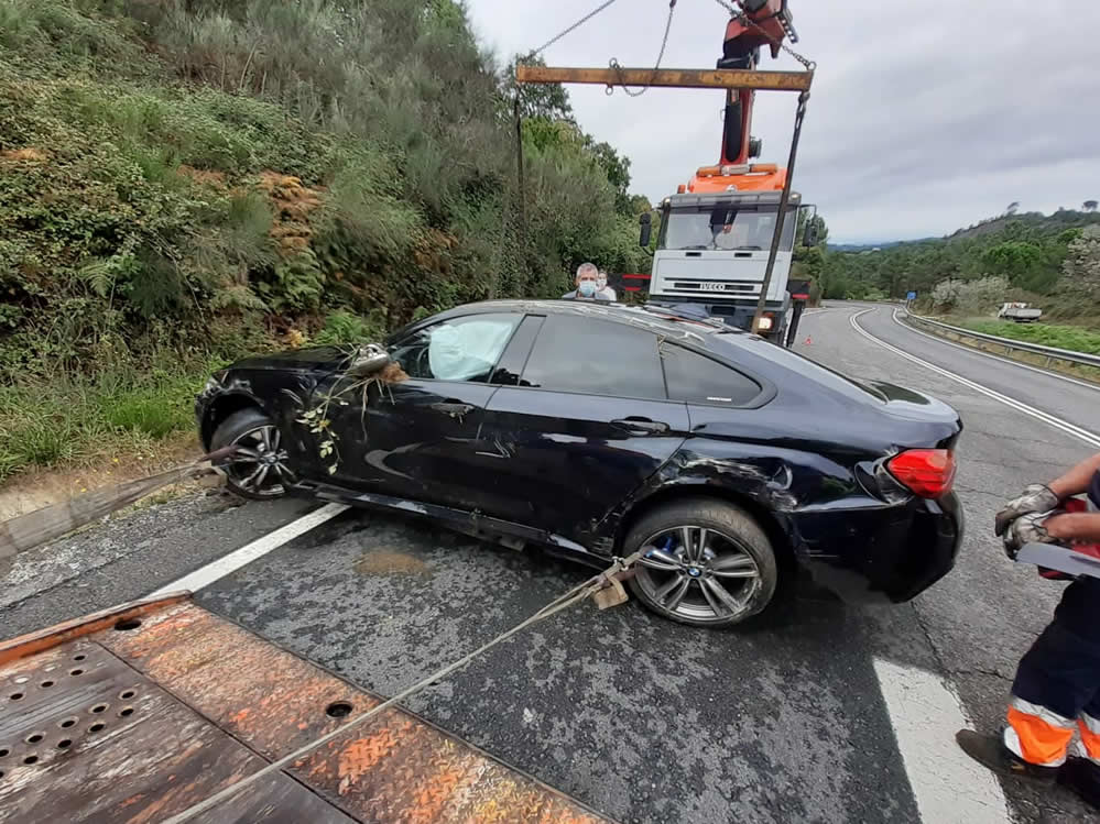 Vuelca un coche en la OU-540 a su paso por Barbadás 7 BMW accidentado en Barbadás