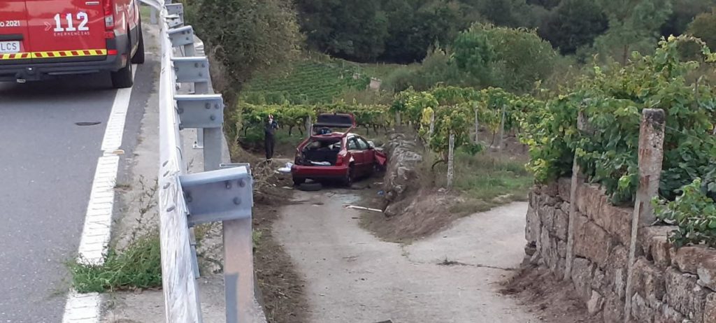 Coche accidentado en Beade