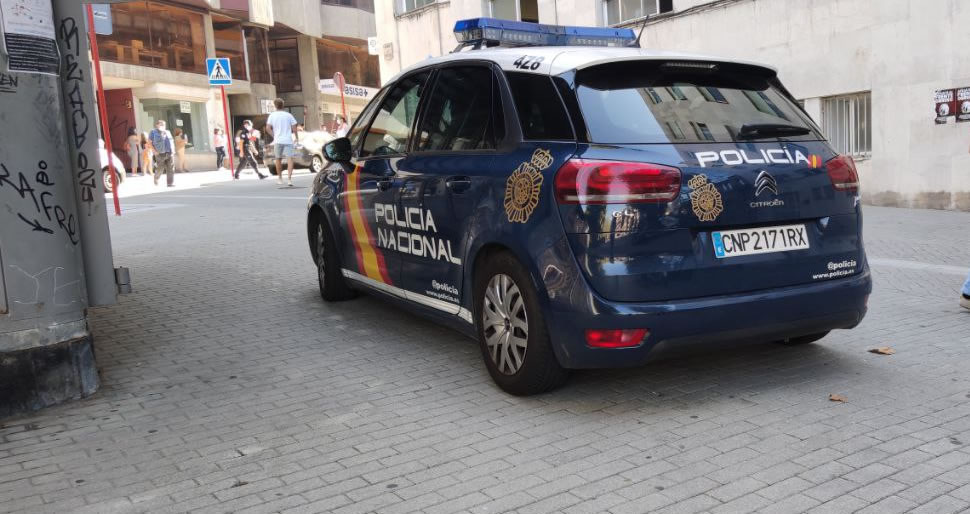 Fallece el indigente que durante la cuarentena fue detenido por no llevar mascarilla y molestar a los clientes de los bares 1 Coche de la Policía Nacional