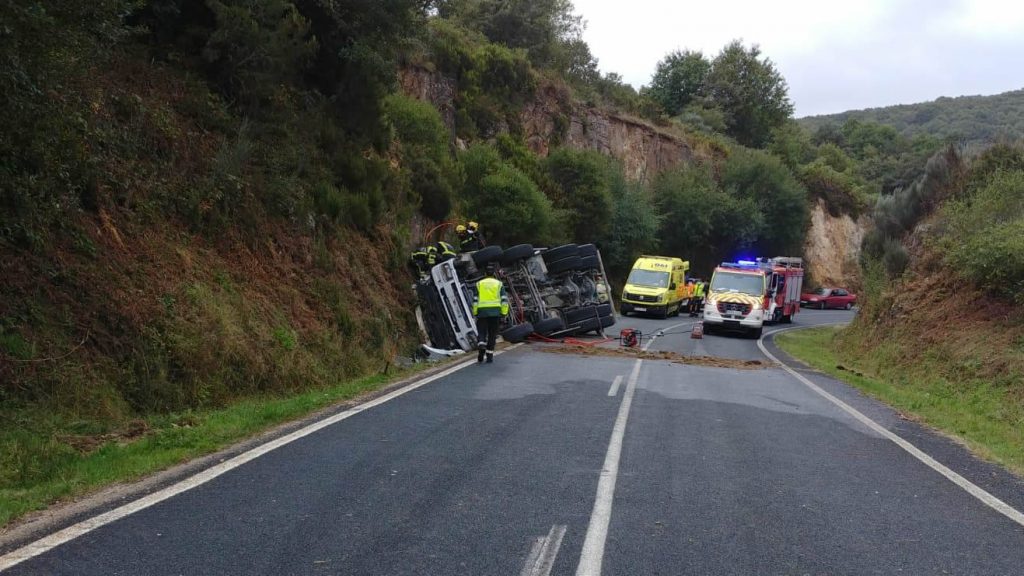 Hormigonera volcada en accidente en A Veiga