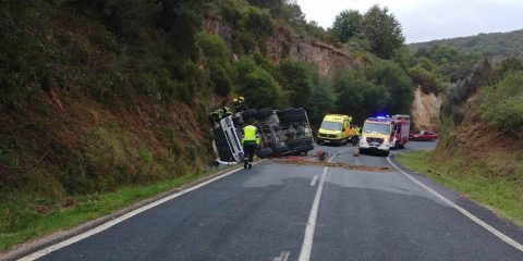 Hormigonera volcada en accidente en A Veiga