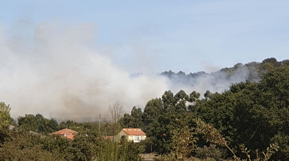 Incendio forestal próximo a viviendas en Castelaus, Vilar de Santos 1 Incendio en Vilar de Santos