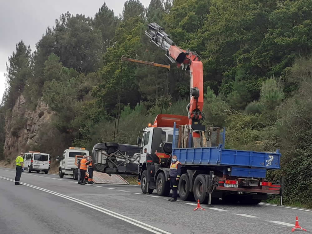 Vuelca un coche en la OU-540 a su paso por Barbadás 5 Sacando el coche de la cuneta