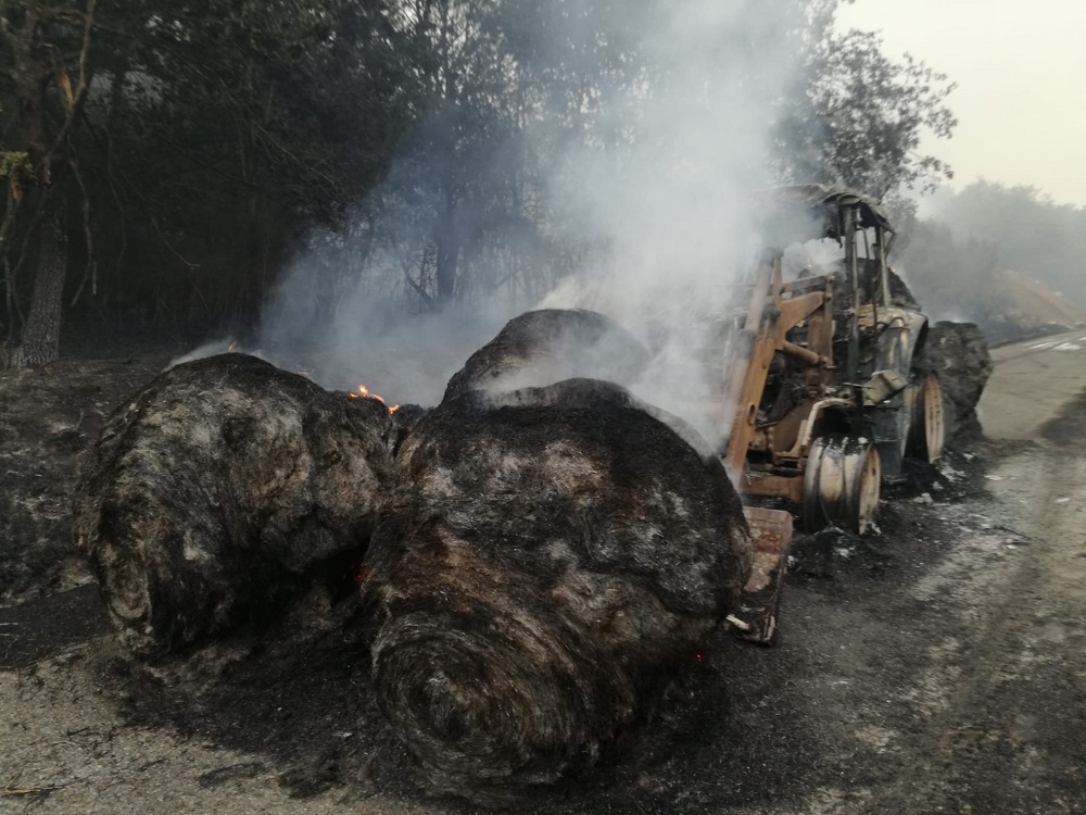 Tractor quemado en un incendio