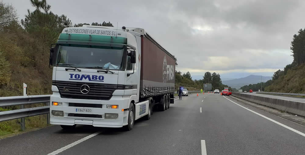 Accidente A-52 coche y trailer