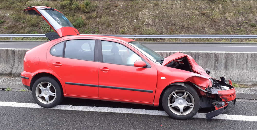 Accidente AG-52 coche rojo