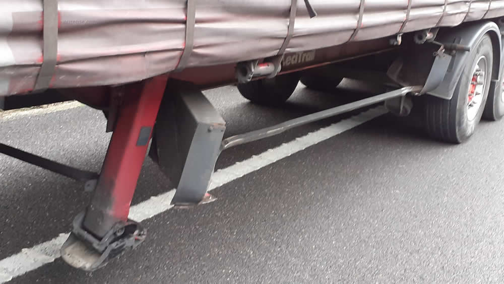Accidente AG-52 con trailer