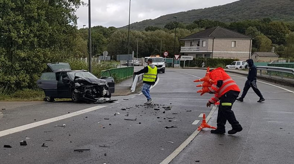 Choque frontal entre dos coches en Porqueira 1 Accidente en A Forxa