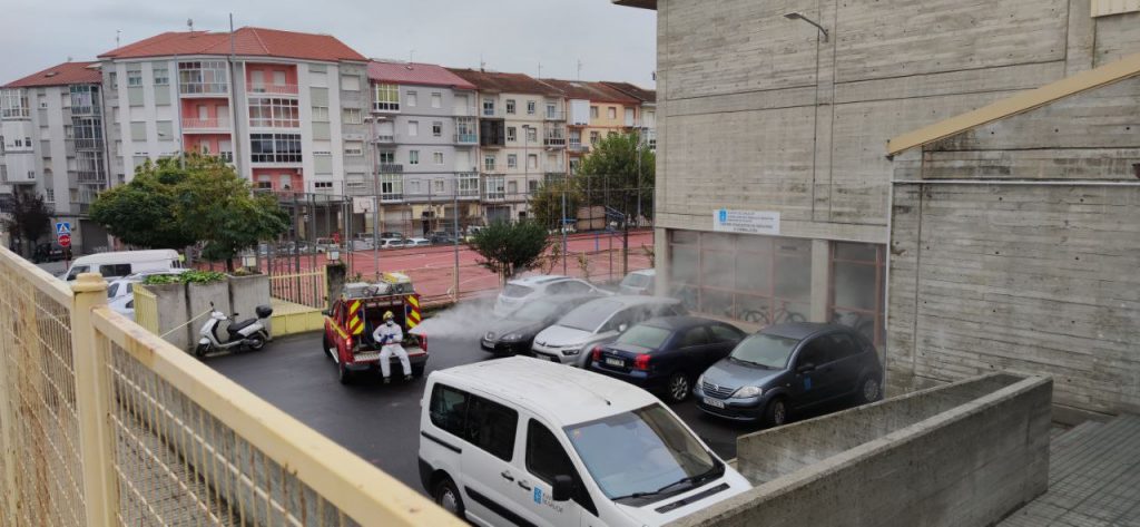 Bomberos desinfectando en el barrio de A Carballeira