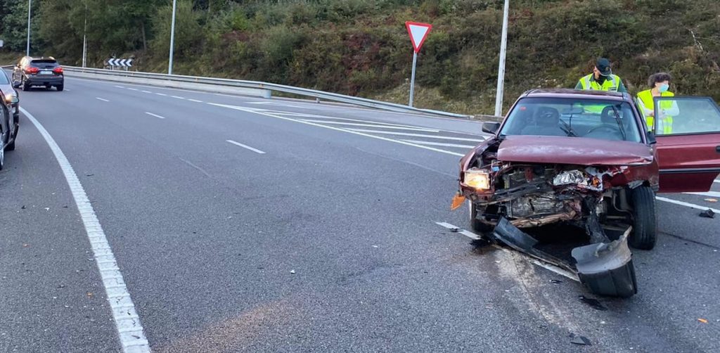 Coche accidentado en Castadón