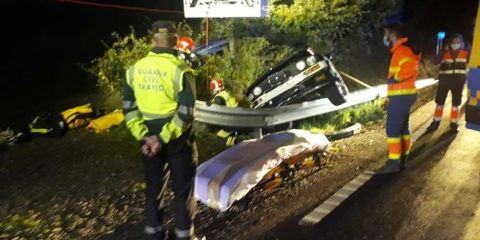 Coche accidentado en Leiro