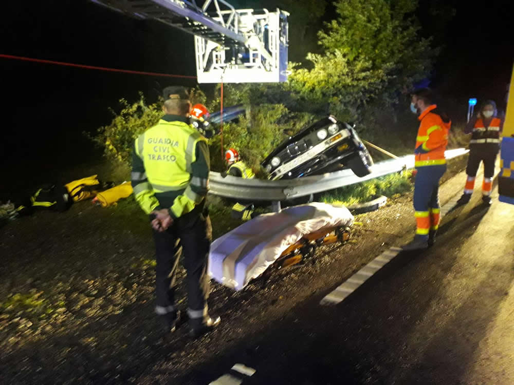 Herido grave tras caer desde una altura de más de 4 metros con su vehículo 1 Coche accidentado en Leiro