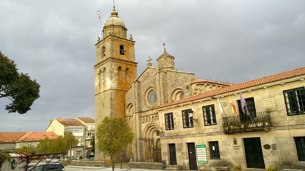 Colegiata Santa María A Real y Concello de Xunqueira de Ambía
