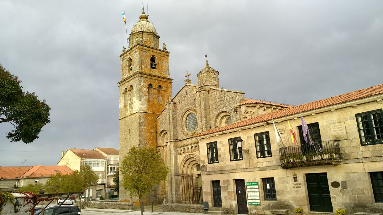 Colegiata Santa María A Real y Concello de Xunqueira de Ambía