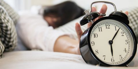 Despertador en cama