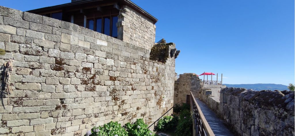 Paseando por las murallas del Castillo de Maceda