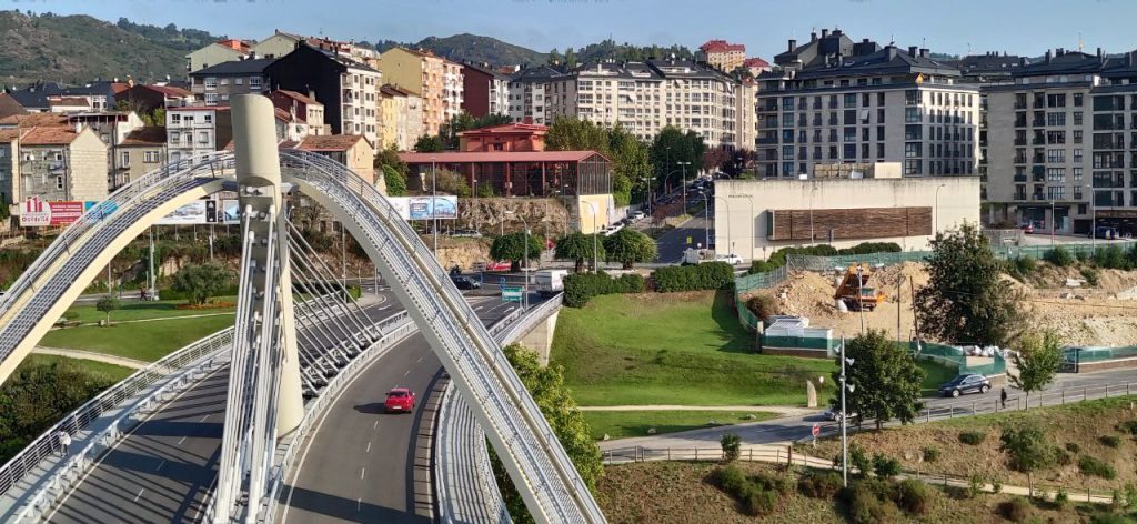 Puente del Milenio junto a la Policía Local