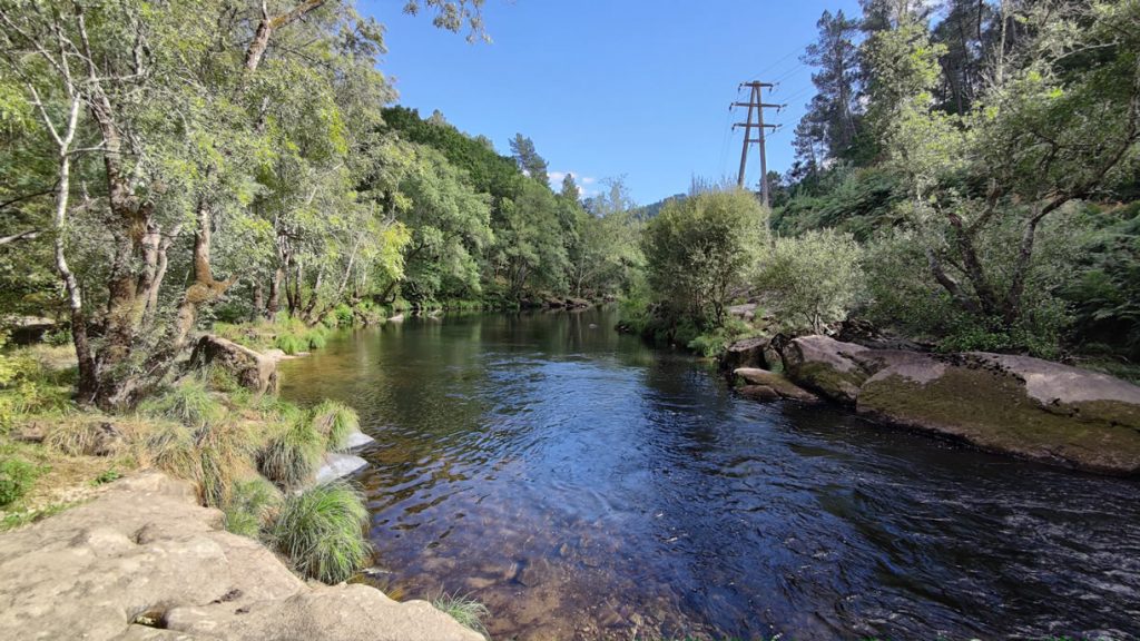 Río Avia a su paso por la Ponte da Cruz en Boborás