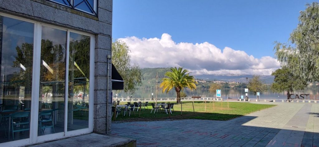 Terraza en el Parque Náutico de Castrelo de Miño