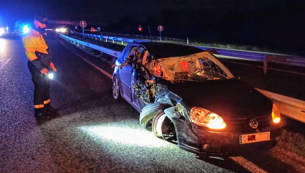 Colisión entre un turismo y un tráiler en la A-52 2 Accidente coche con tráiler