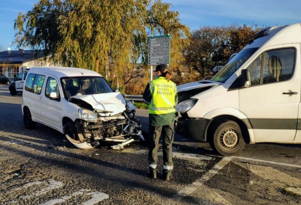 Accidente entre dos furgonetas
