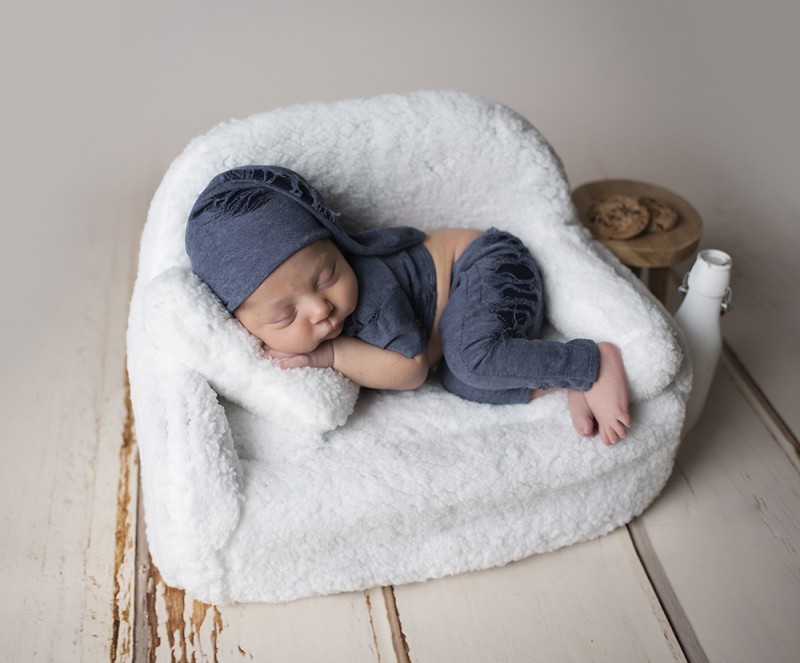 Ars Lumen, el talento fotográfico lleva su sello en Ourense 3 Bebe en sofa