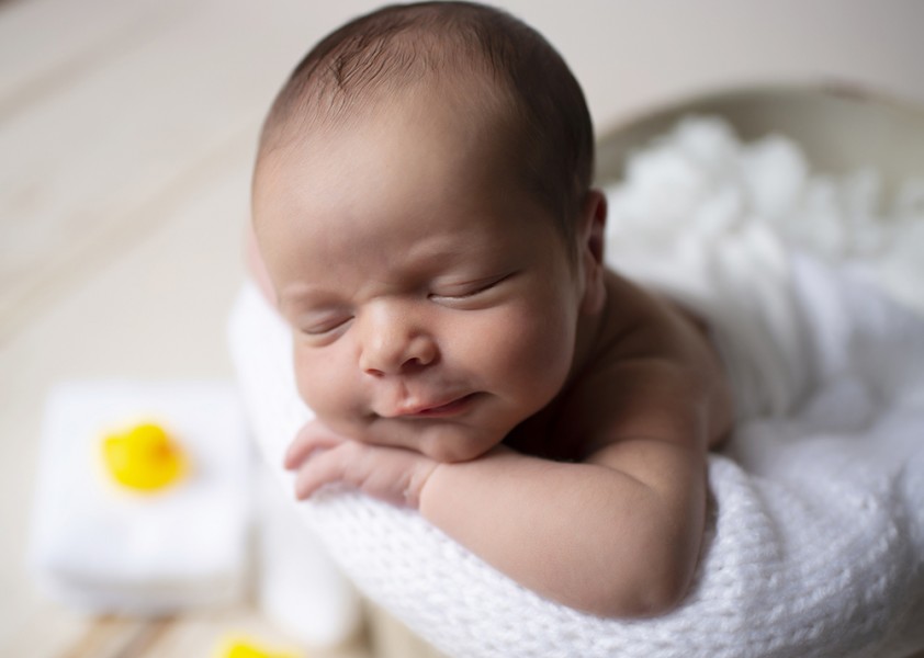 Ars Lumen, el talento fotográfico lleva su sello en Ourense 2 Bebe posando