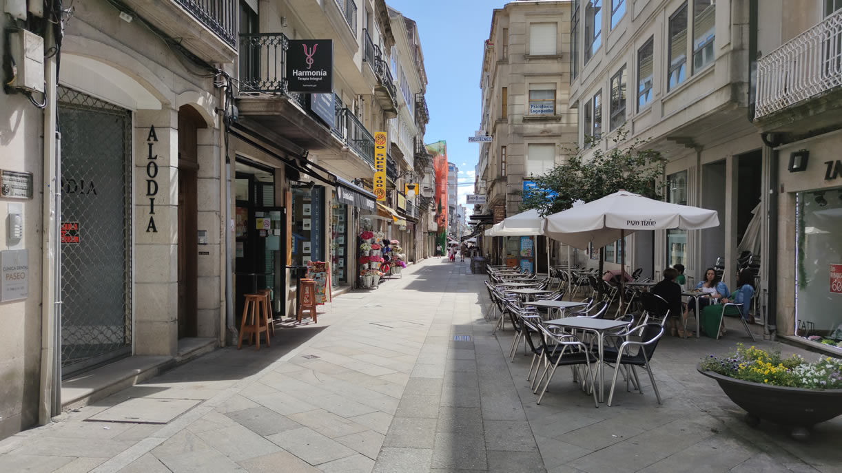 Calle con terrazas en O Carballiño