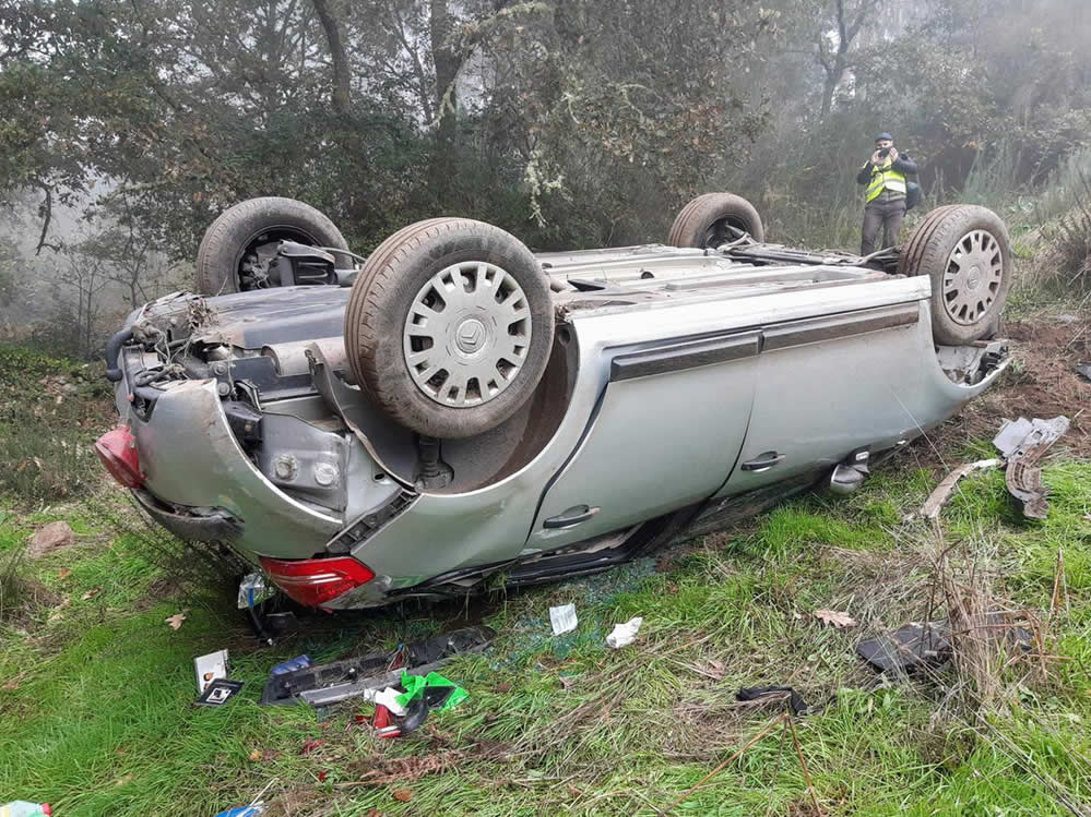 Coche accidentado y volcado