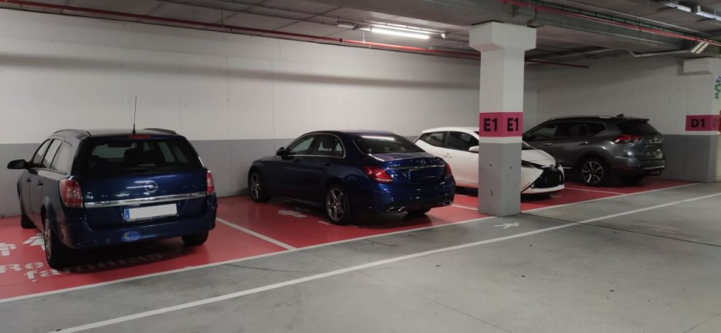 Coches mal aparcados en el parking del Leroy Merlin de Ourense
