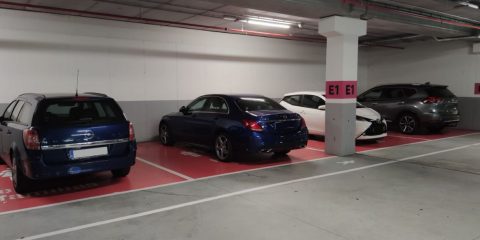 Coches mal aparcados en el parking del Leroy Merlin de Ourense