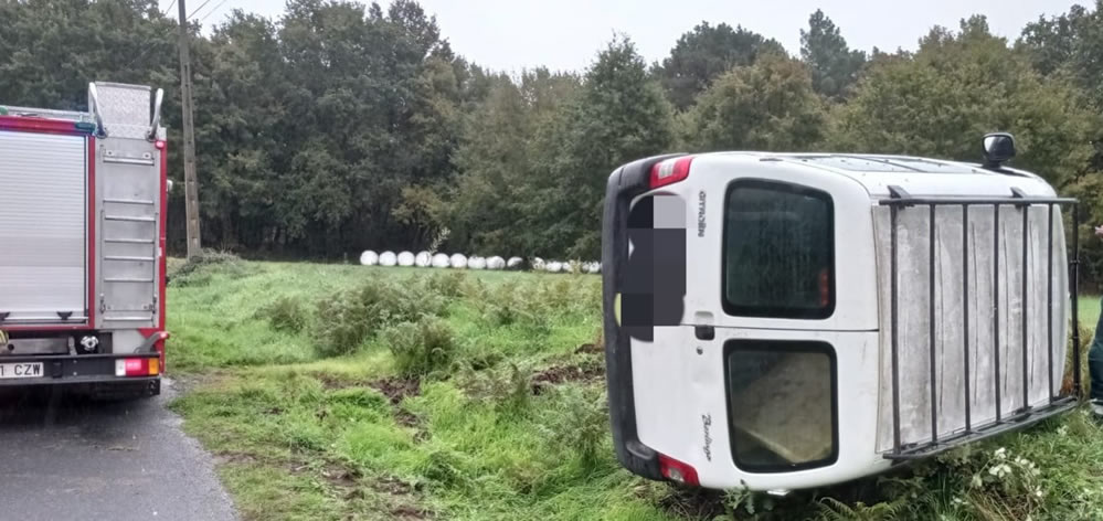 Herido grave tras volcar con su vehículo en Paderne de Allariz 2 Furgoneta accidentada en Paderne