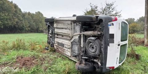 Furgoneta volcada en Paderne de Allariz