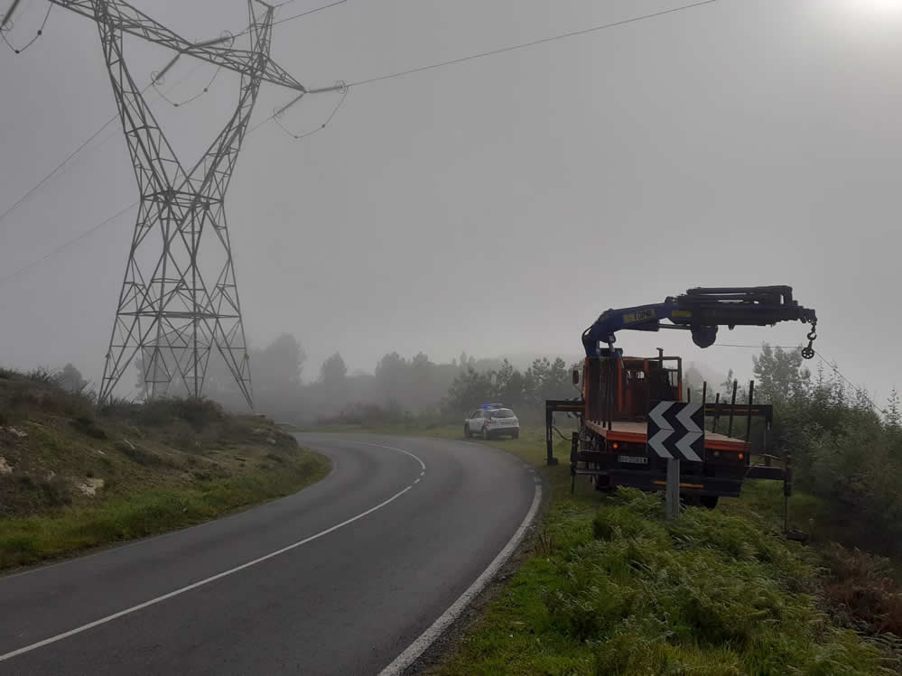Se despeña por un terraplén con su vehículo en Vilar de Astrés