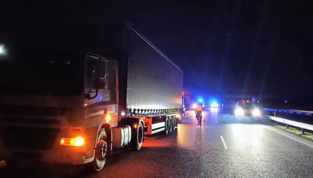Colisión entre un turismo y un tráiler en la A-52 1 Tráiler accidentado