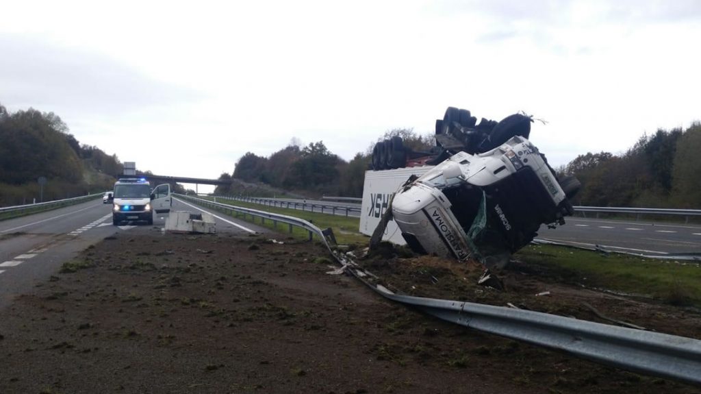 Espectacular accidente de un camión en la A-52 2 Trailer accidentado en la A52