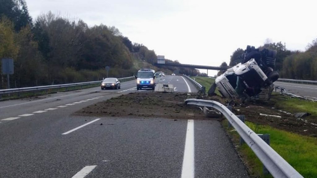 Espectacular accidente de un camión en la A-52 3 Trailer volcado en la A52